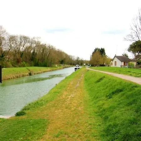 Holiday home Maison Au Bord Du Canal Moret-sur-Loing
